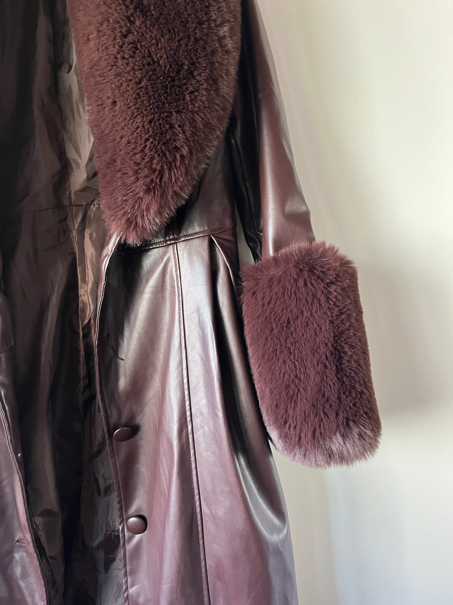 Manteau en simili cuir bordeaux et bordures en fausse fourrure