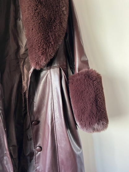 Manteau en simili cuir bordeaux et bordures en fausse fourrure