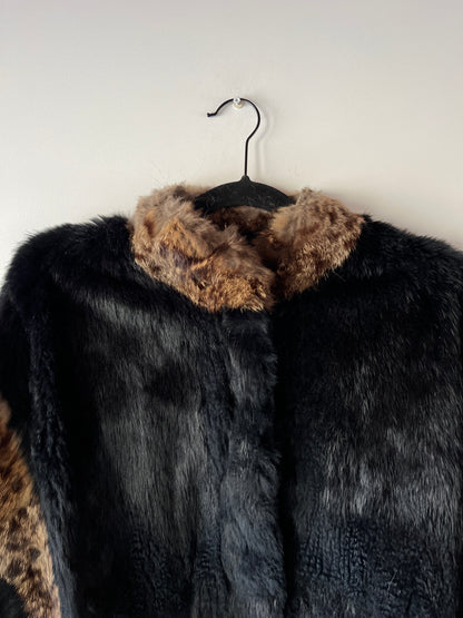 Veste en fourrure noire et léopard