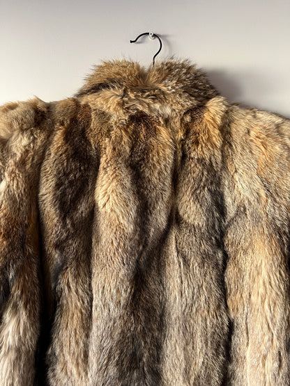 Manteau en fourrure grise, fauve et beige