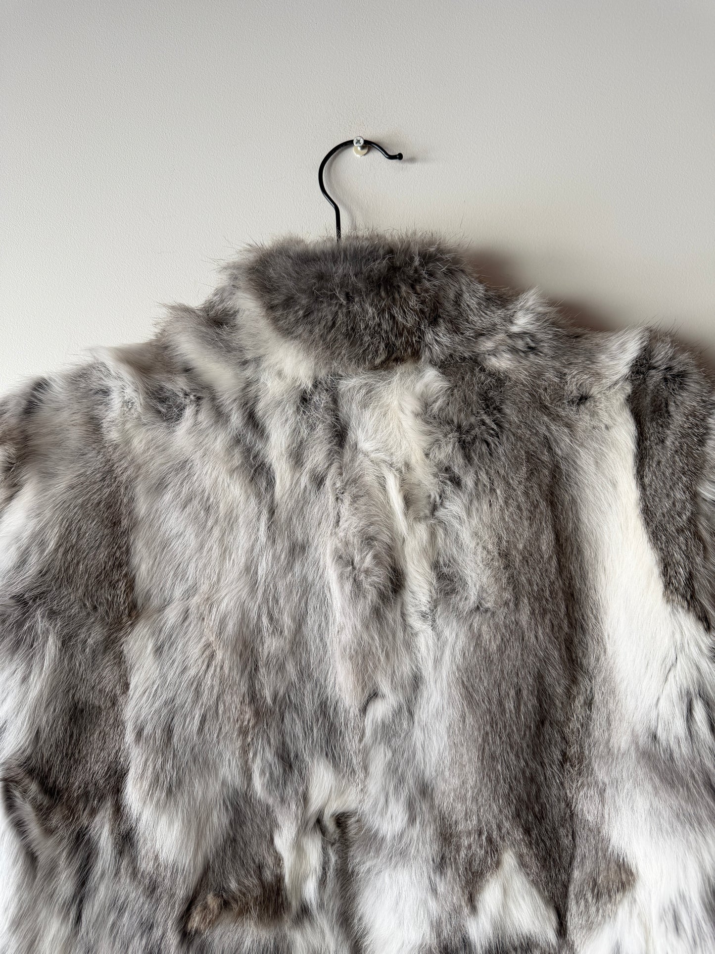 Veste en fourrure grise et blanche