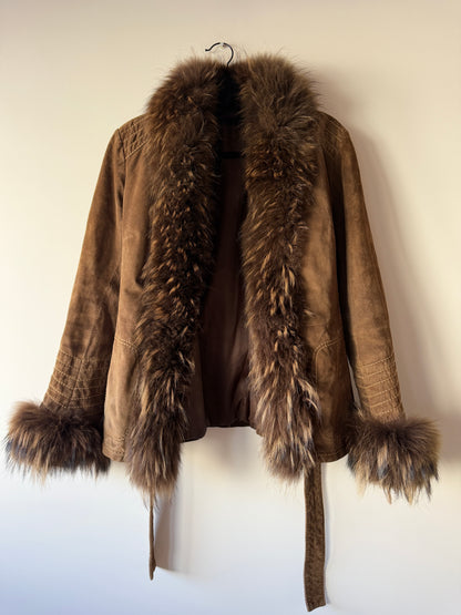 Veste en cuir marron avec bordures en fourrure