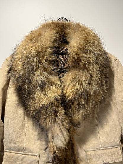 Veste en cuir beige avec bordures en fourrure