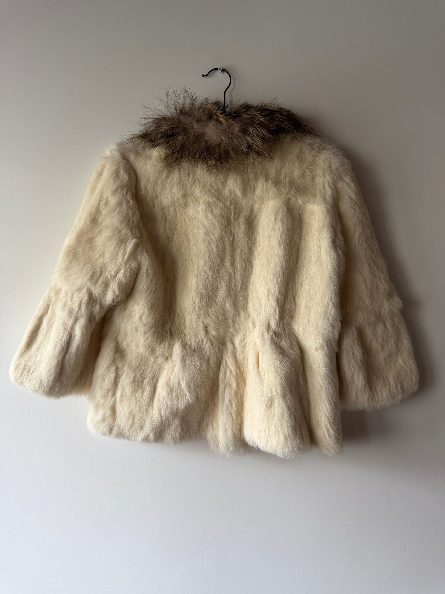Veste en fourrure blanche et col gris