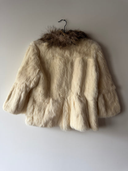 Veste en fourrure blanche et col gris