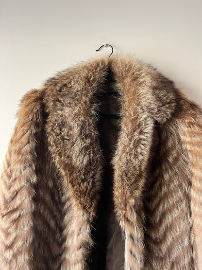 Manteau en fourrure galonné marron