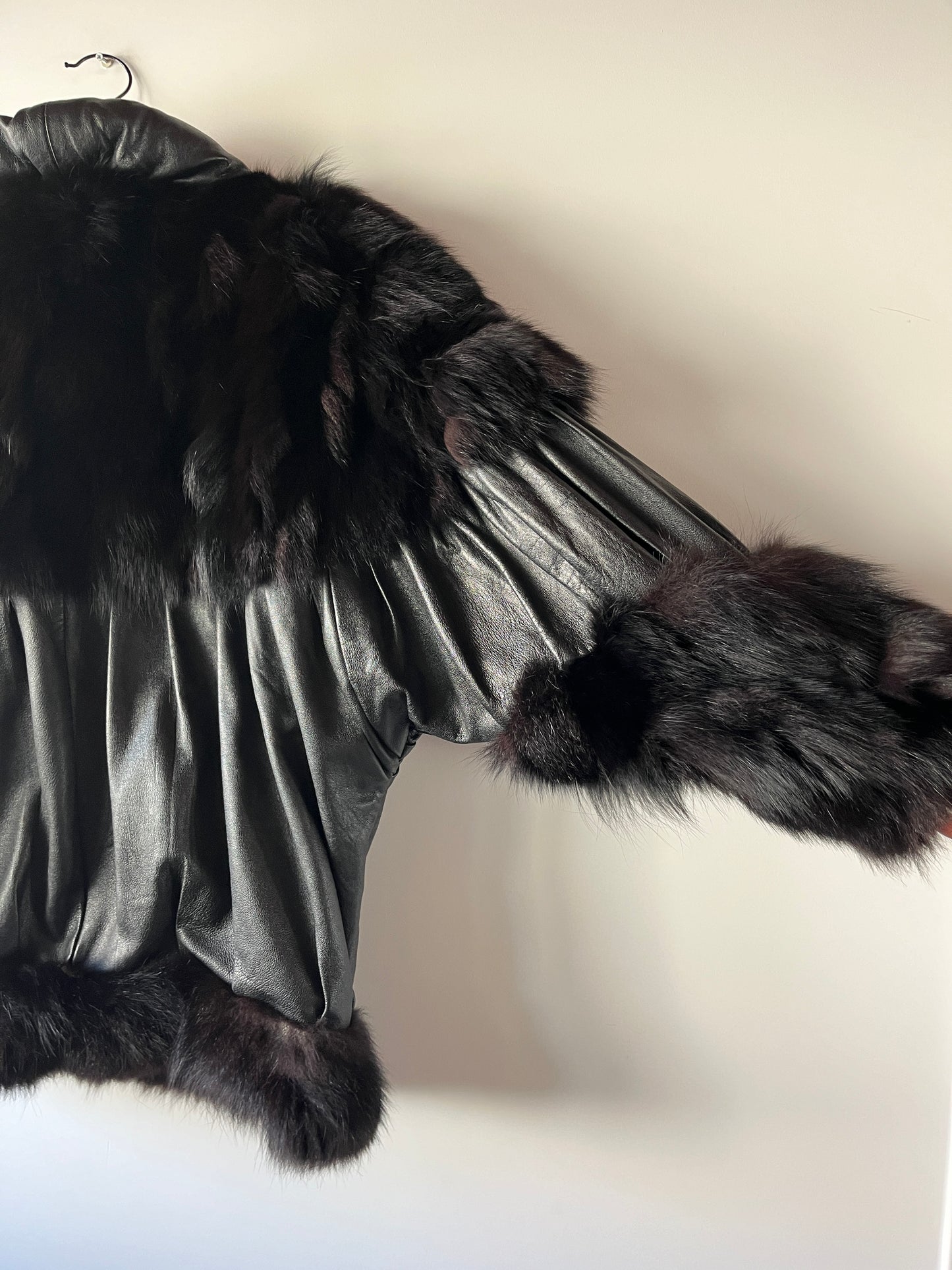 Veste en cuir et fourrure à manches chauve-souris