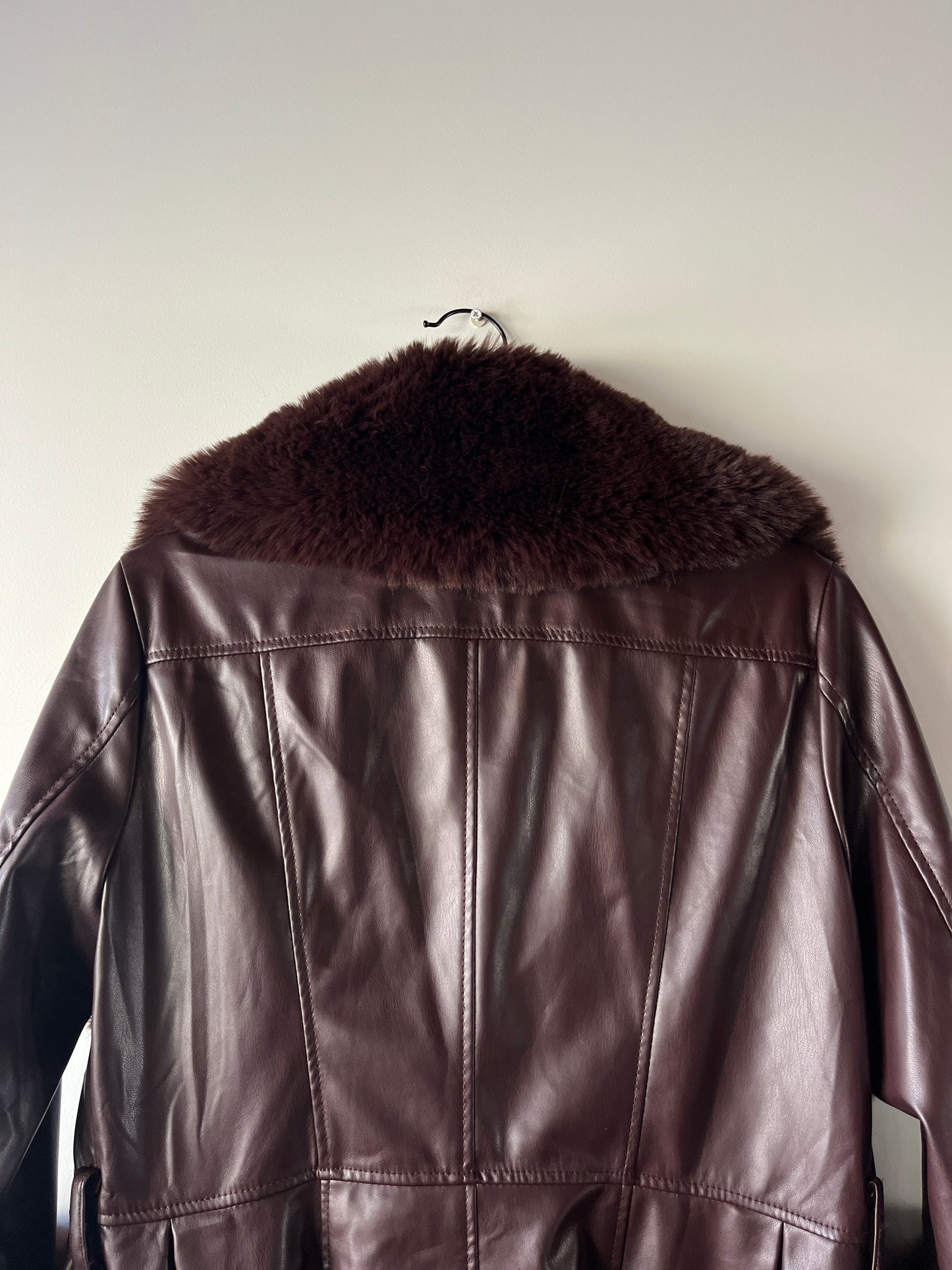 Manteau en simili cuir bordeaux et bordures en fausse fourrure