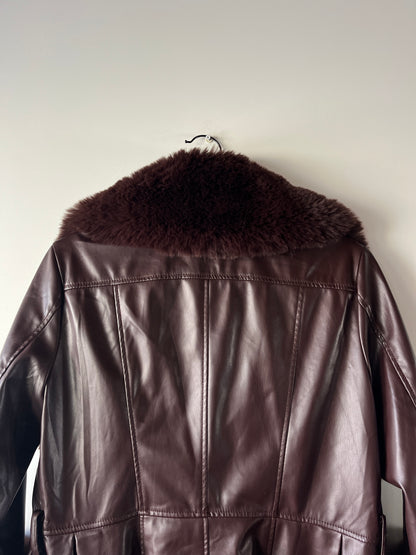 Manteau en simili cuir bordeaux et bordures en fausse fourrure