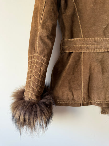 Veste en cuir marron avec bordures en fourrure