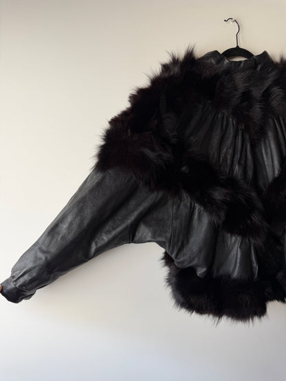 Veste en cuir et fourrure à manches chauve-souris