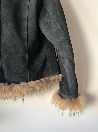 Veste en cuir noir avec bordures en fourrure