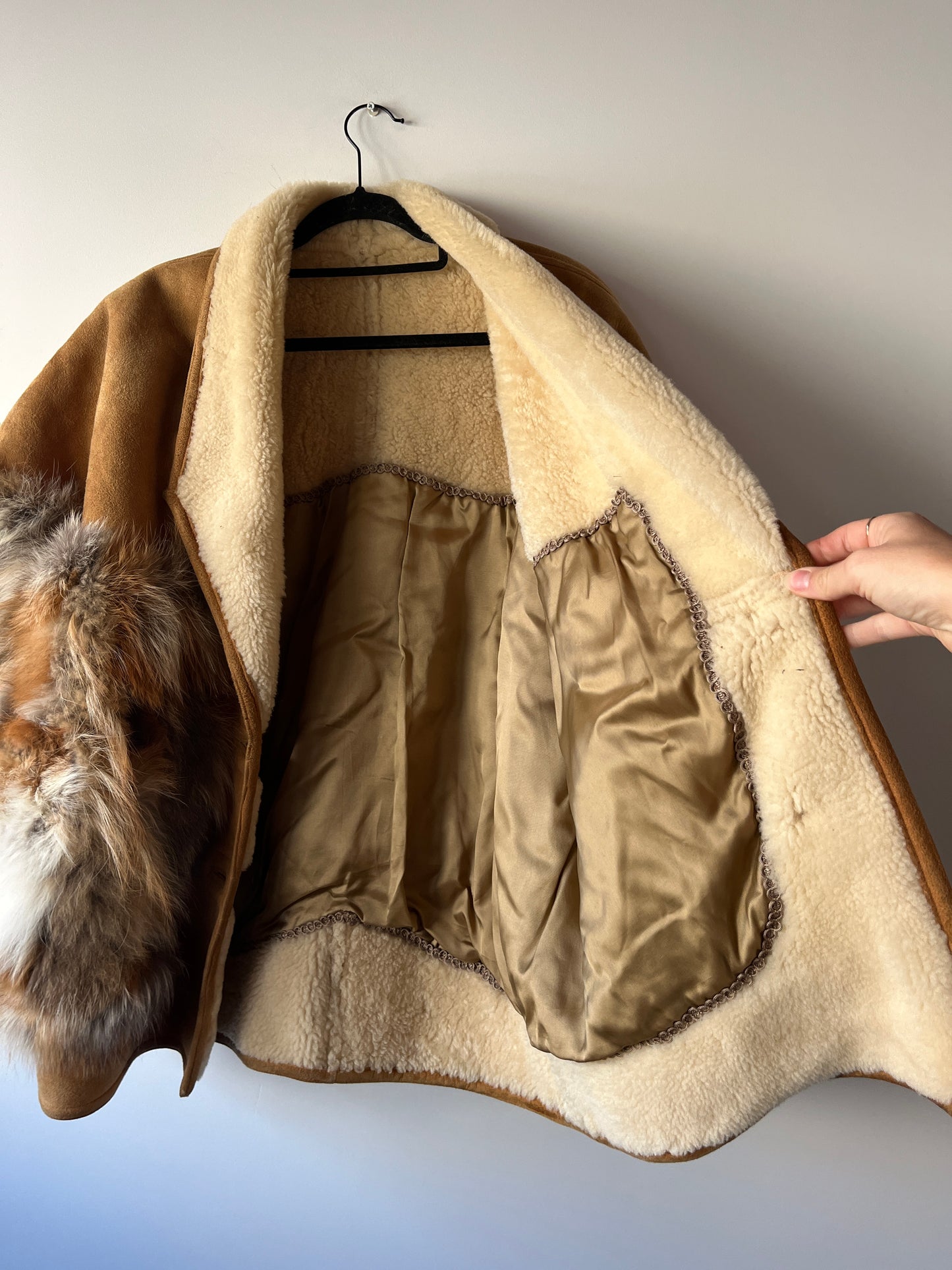 Veste en peau lainée et fourrure