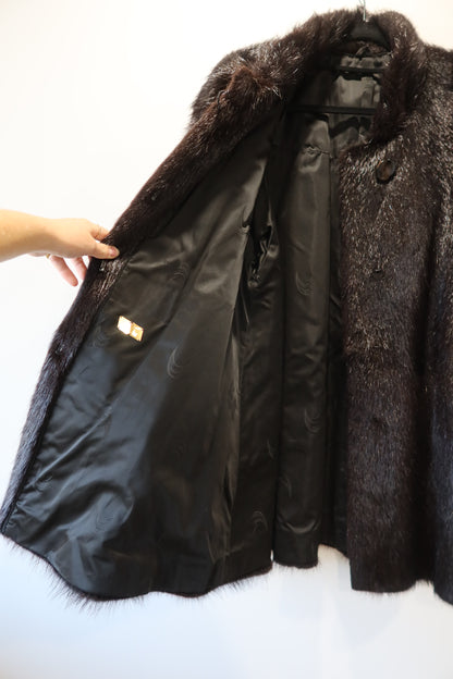 Manteau en fourrure marron foncé