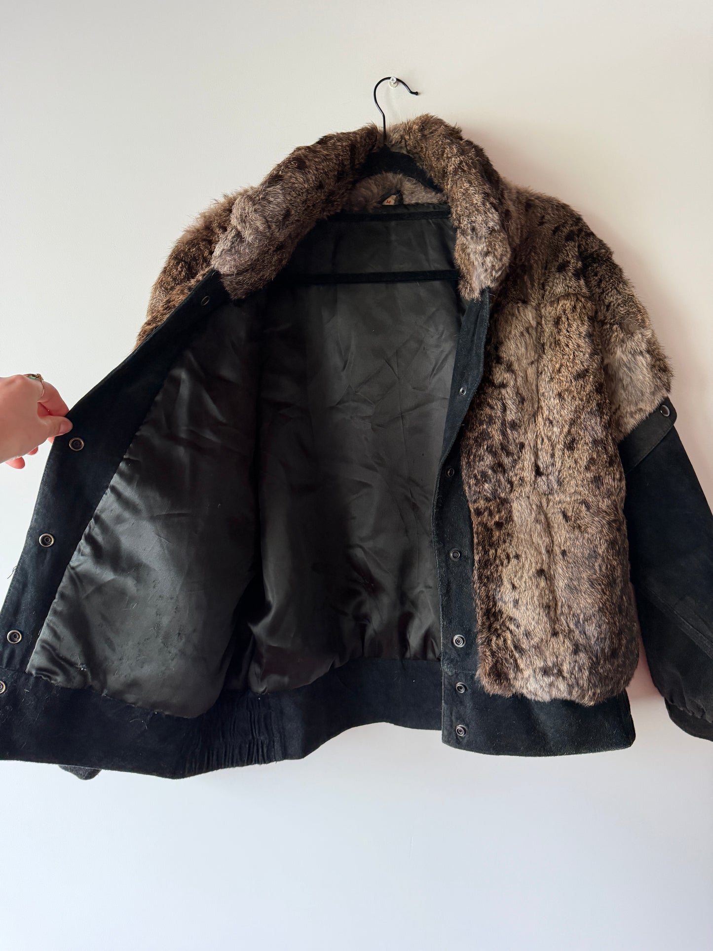 Veste en fourrure imprimée et cuir noir
