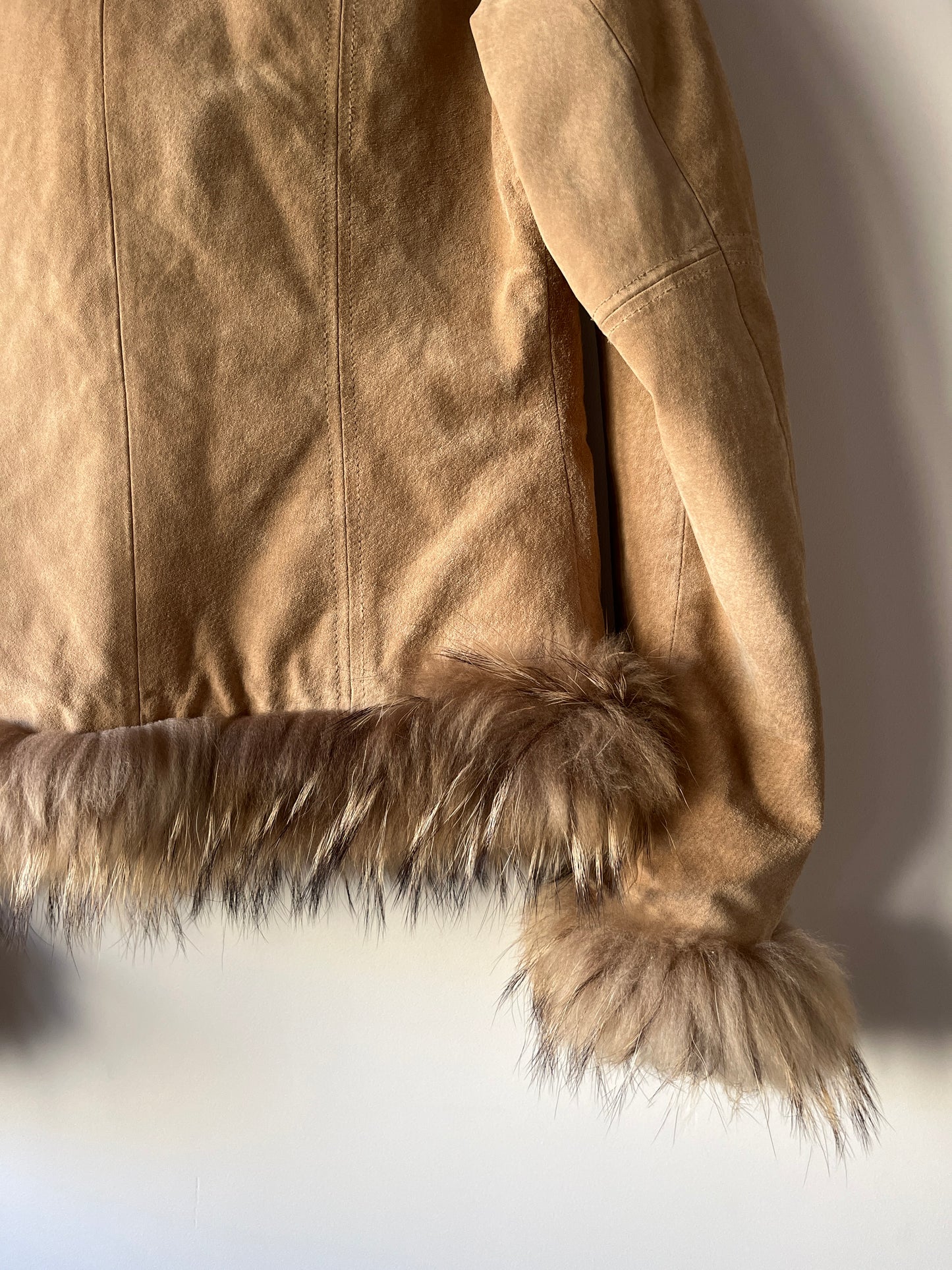 Veste en cuir avec bordures en fourrure beige