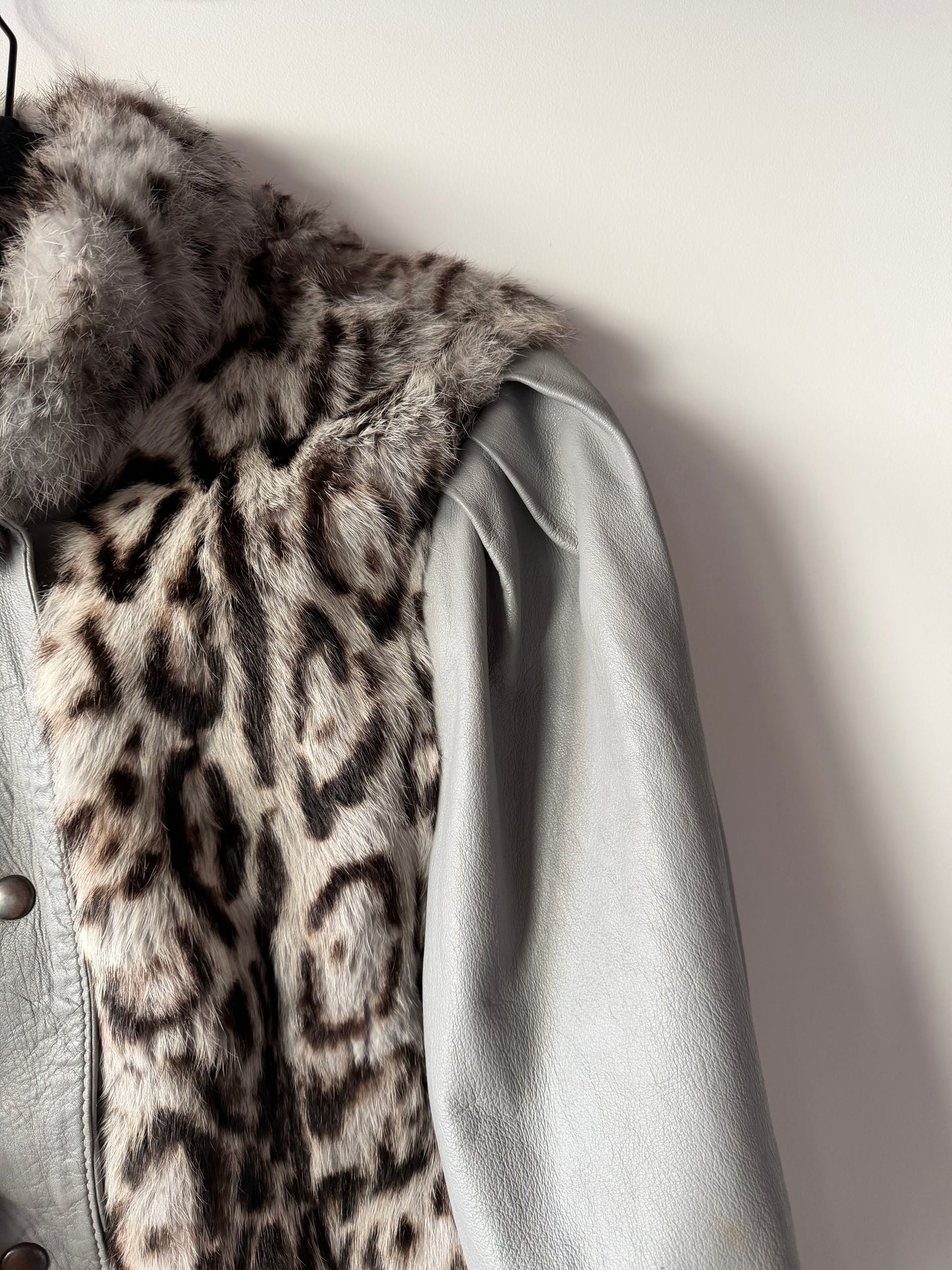 Veste en cuir gris et fourrure imprimée léopard