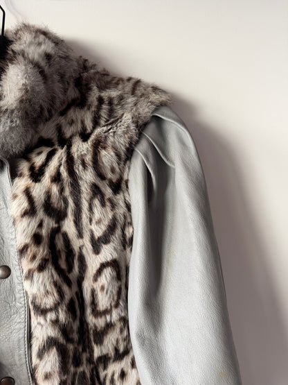 Veste en cuir gris et fourrure imprimée léopard