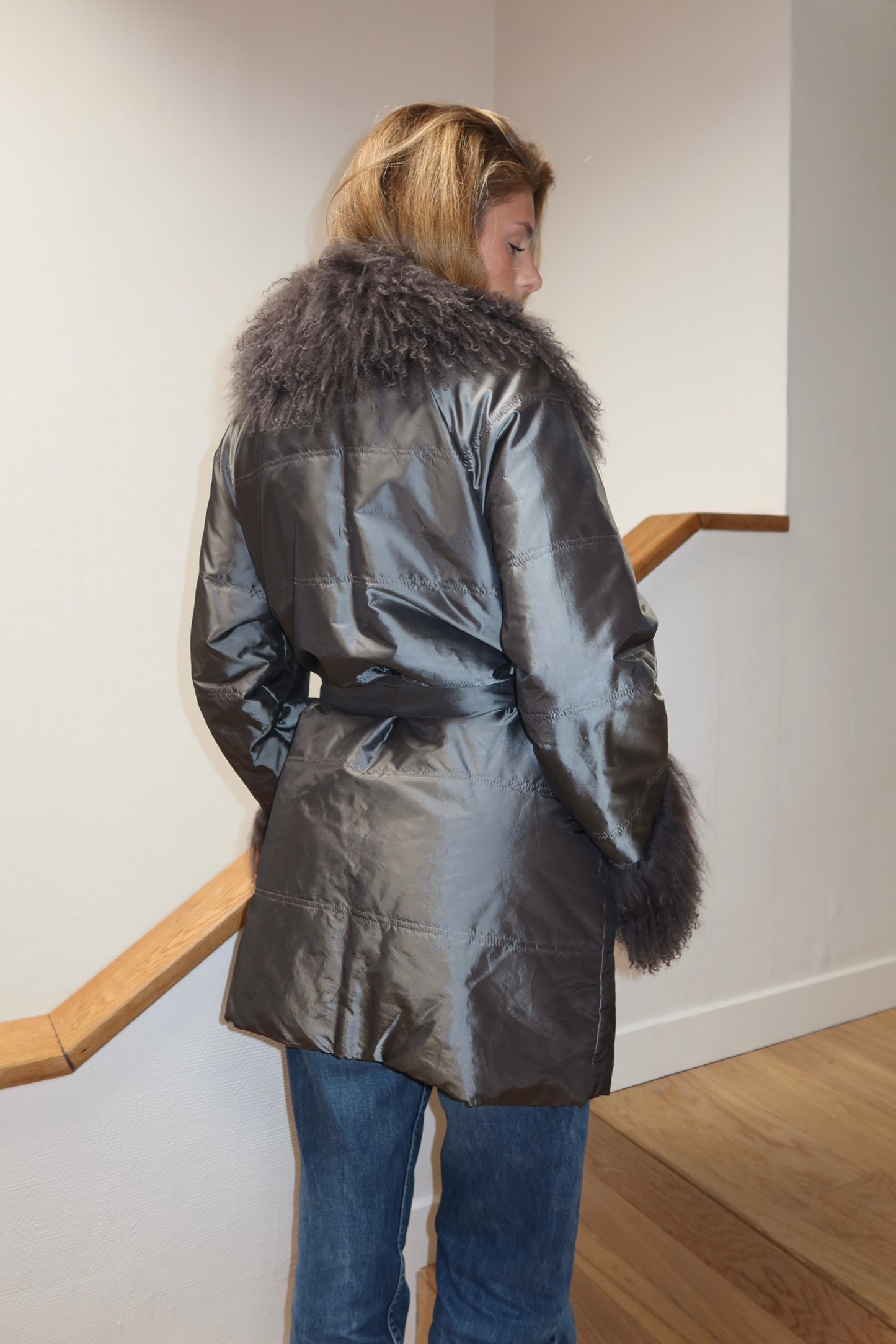 Manteau mi-long gris avec bordures en fourrure