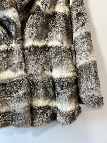 Manteau en fourrure gris et blanc