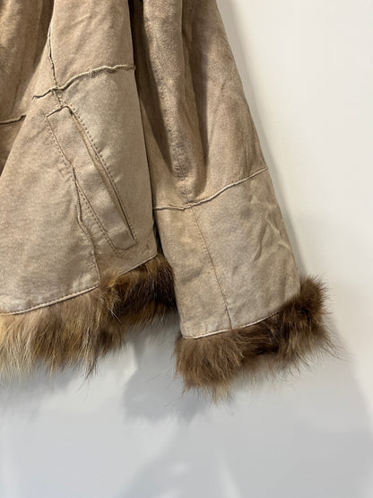 Veste en cuir beige avec bordures en fourrure