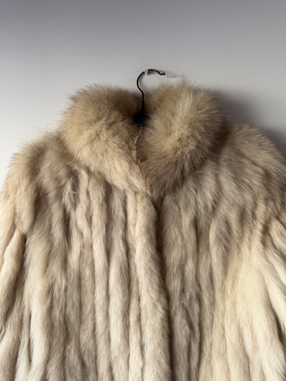 Manteau en fourrure galonné blanc