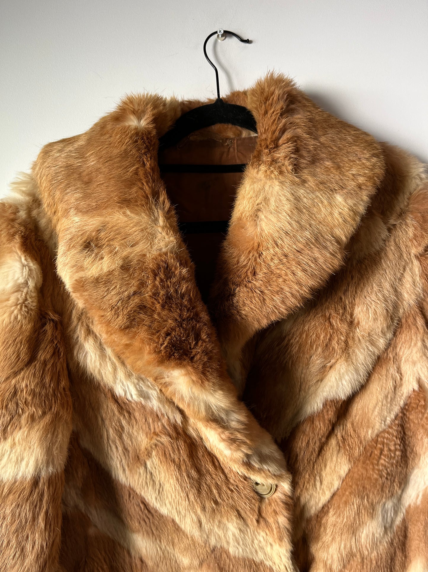 Manteau en fourrure rayé beige et blanc