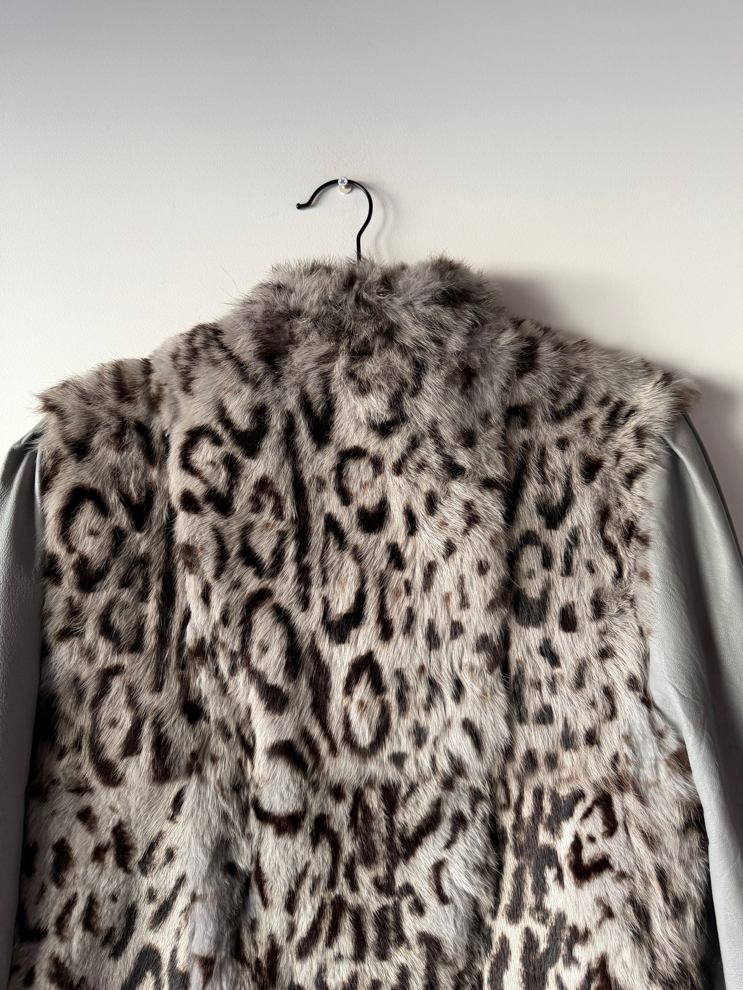 Veste en cuir gris et fourrure imprimée léopard