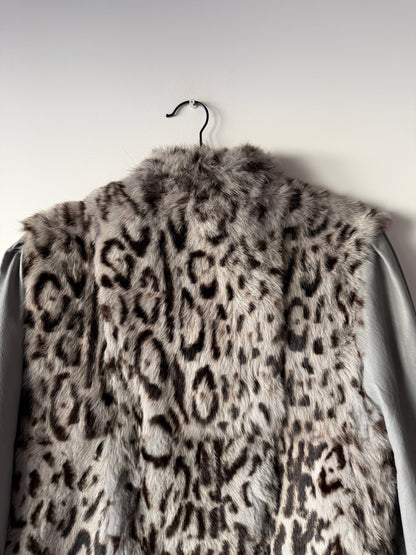 Veste en cuir gris et fourrure imprimée léopard