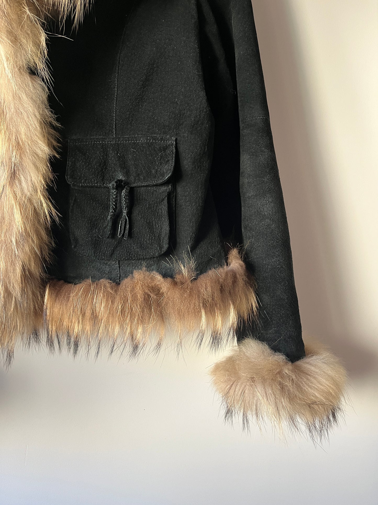 Veste en cuir noir avec bordures en fourrure