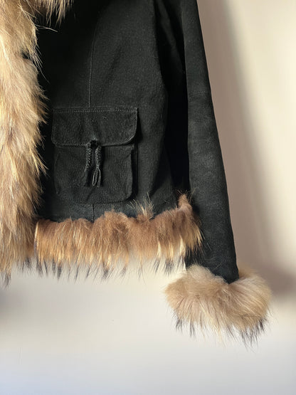 Veste en cuir noir avec bordures en fourrure