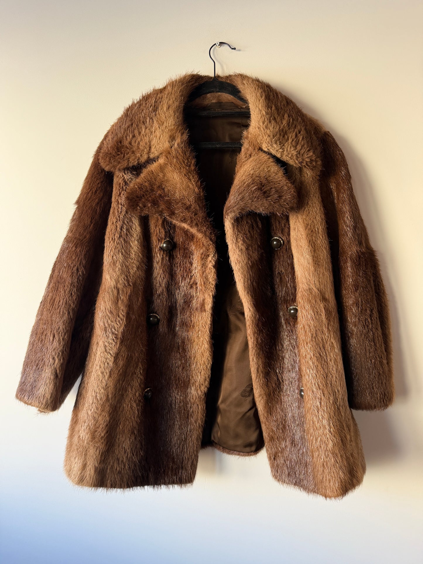 Manteau en fourrure forme caban