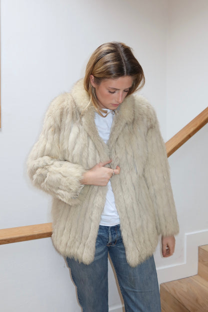 Manteau en fourrure galonné blanc