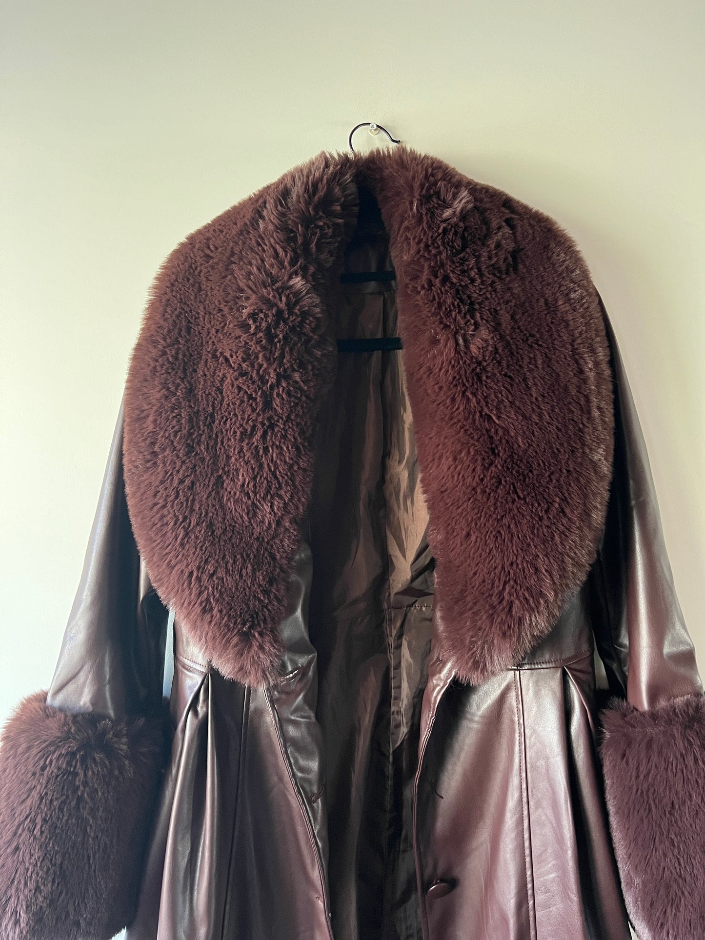 Manteau en simili cuir bordeaux et bordures en fausse fourrure