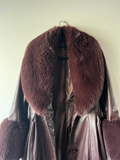 Manteau en simili cuir bordeaux et bordures en fausse fourrure