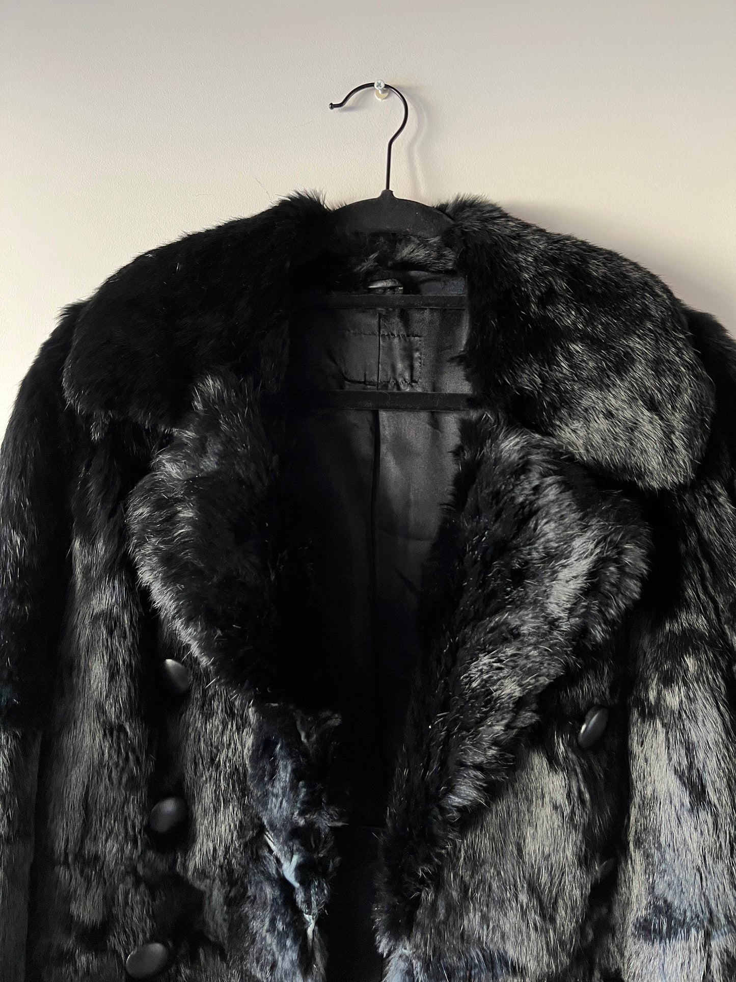 Manteau long noir en fourrure