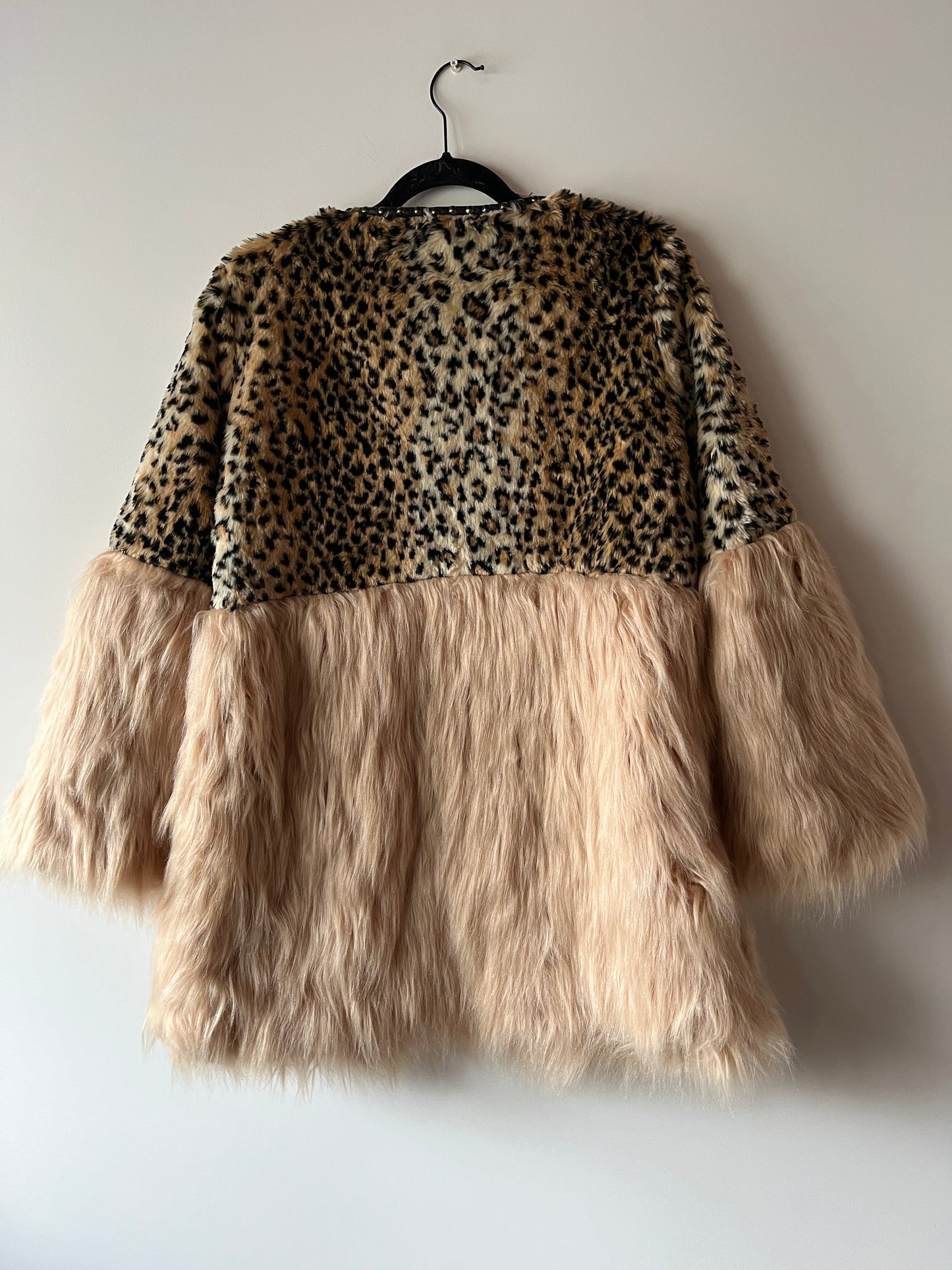 Veste bi-matière léopard brodé et fausse fourrure
