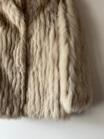 Manteau en fourrure galonné blanc