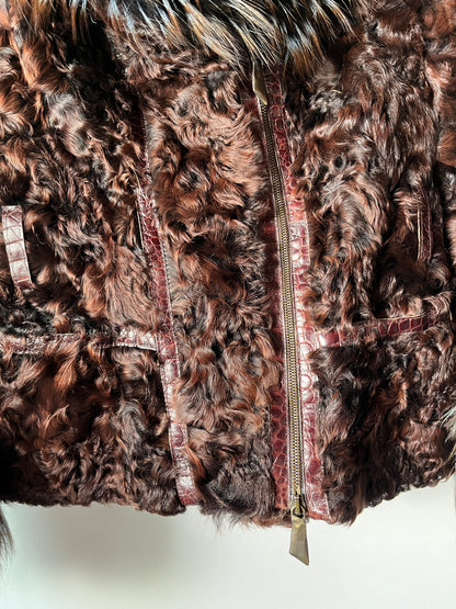 Veste en fourrure marron et col à reflets bleus
