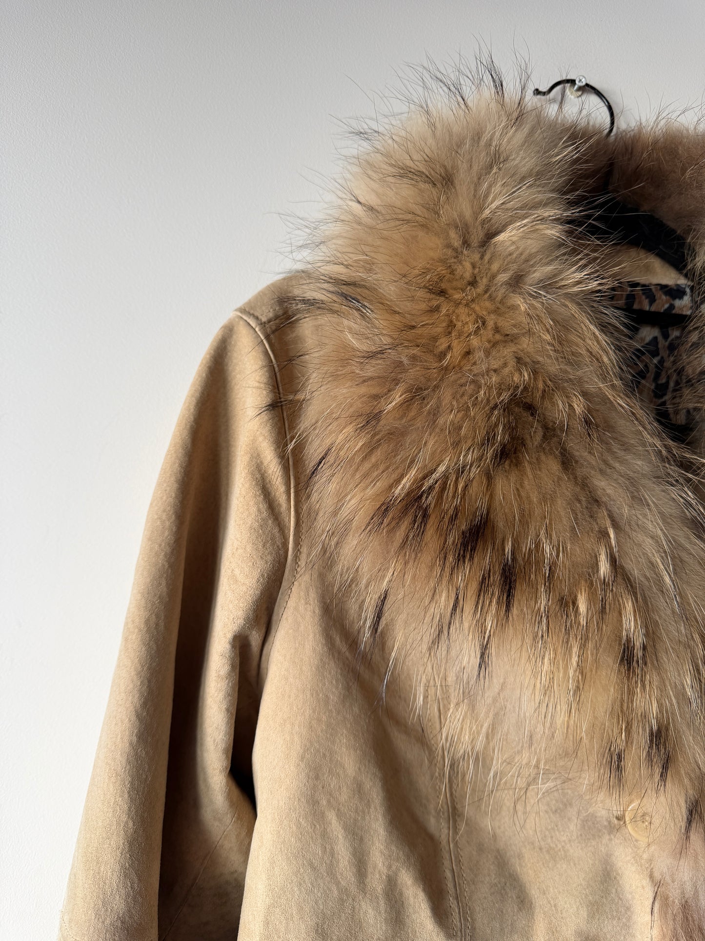 Veste en cuir avec bordures en fourrure beige
