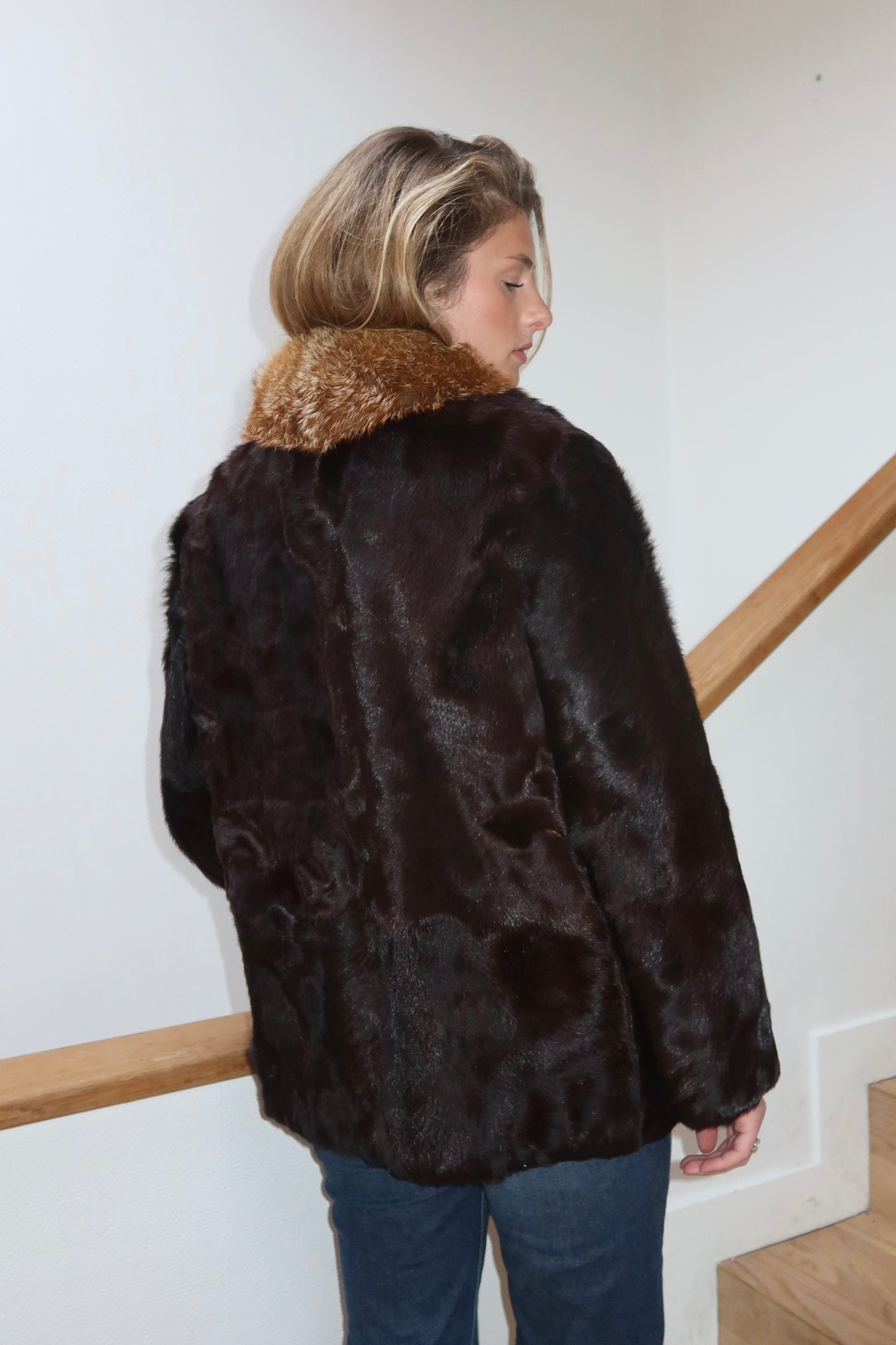 Manteau en fourrure marron et col roux