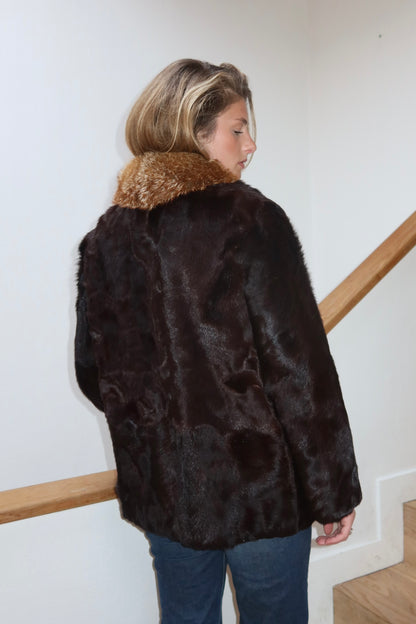 Manteau en fourrure marron et col roux