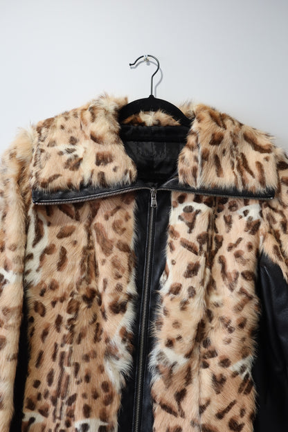 Veste en cuir et fourrure imprimée léopard