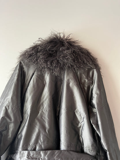 Manteau mi-long gris avec bordures en fourrure