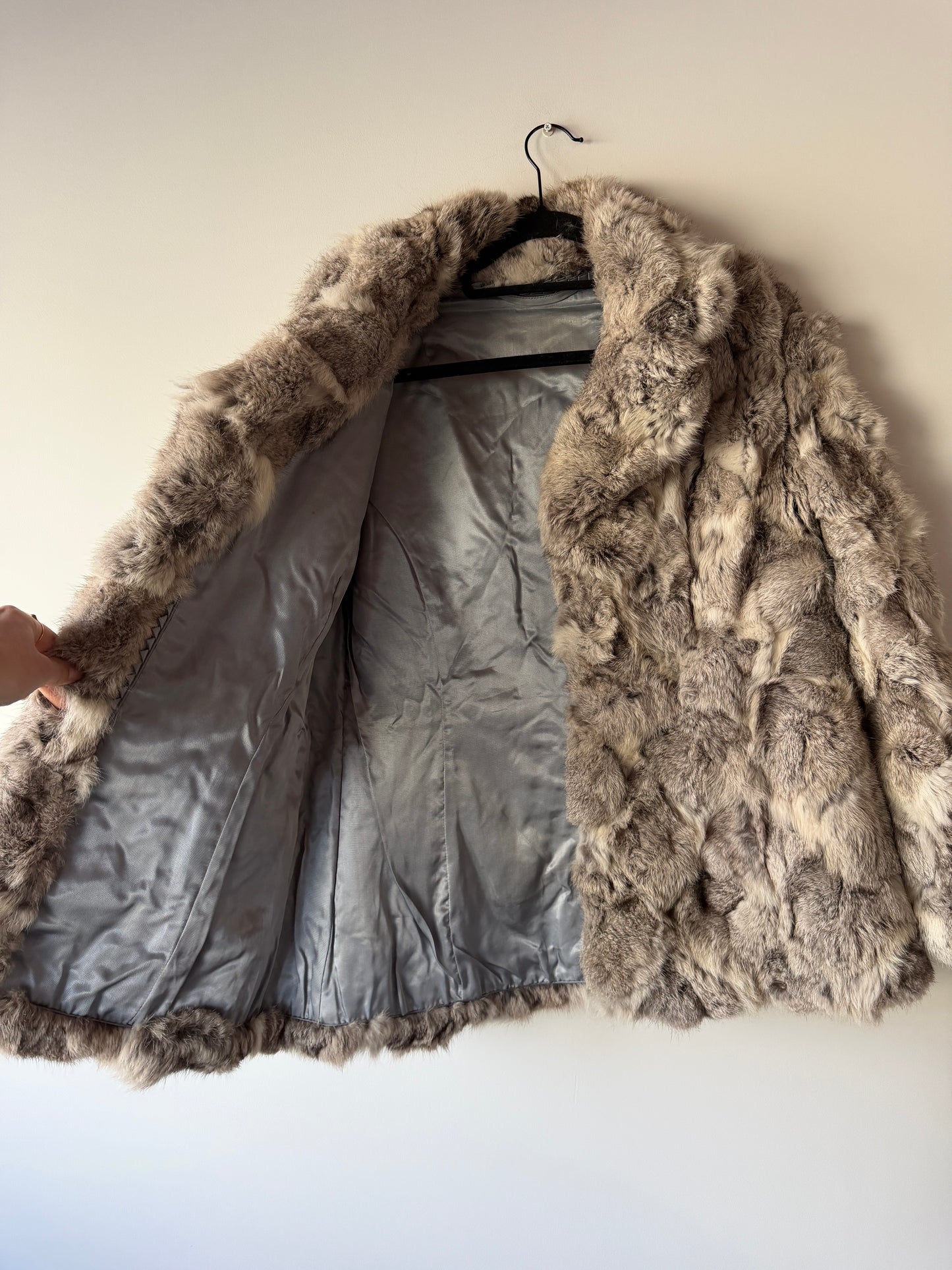 Manteau en fourrure gris et blanc