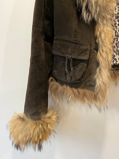 Veste en cuir marron avec bordures en fourrure beige