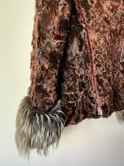 Veste en fourrure marron et col à reflets bleus