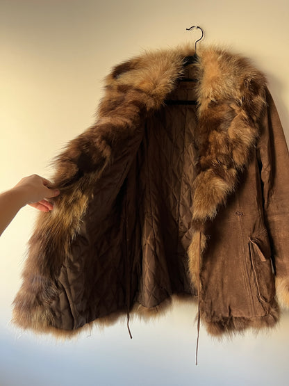 Veste en cuir marron et bordures en fourrure