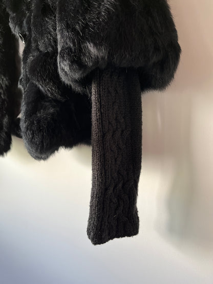 Veste en fourrure noire avec manches cousues