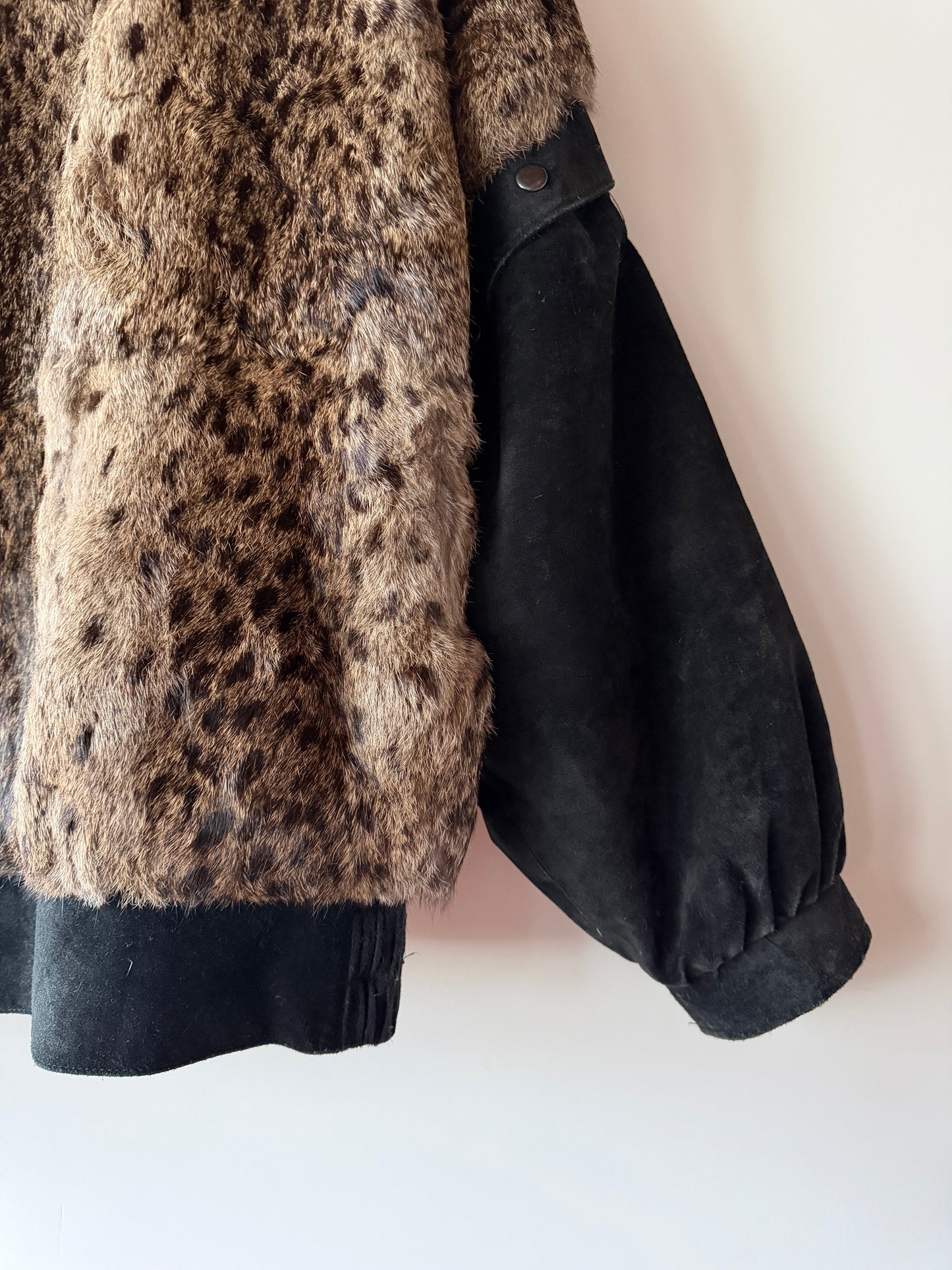 Veste en fourrure imprimée et cuir noir